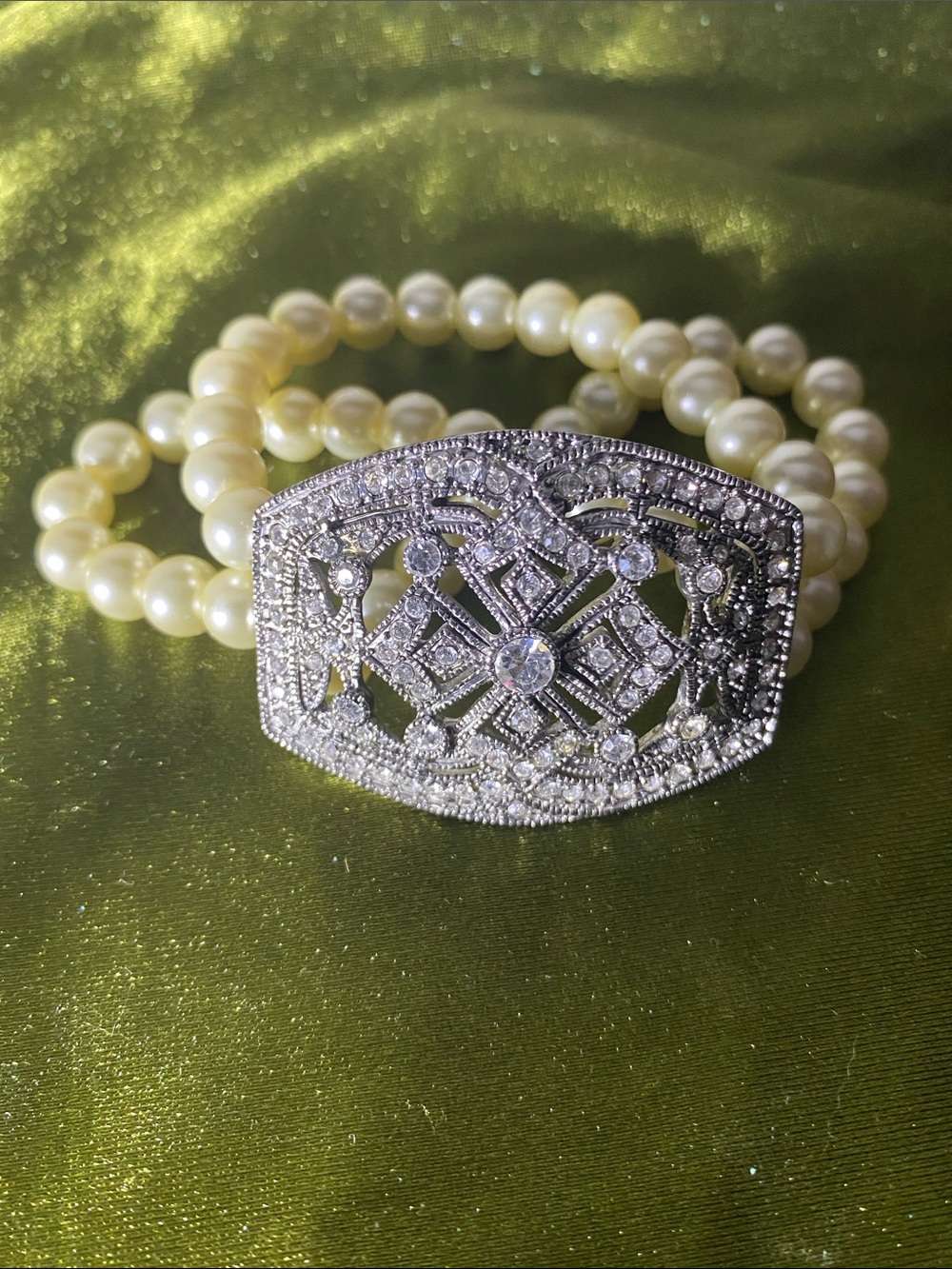 Vintage Pearl Stretch Bracelet with Silver Crystal Filigree Accent